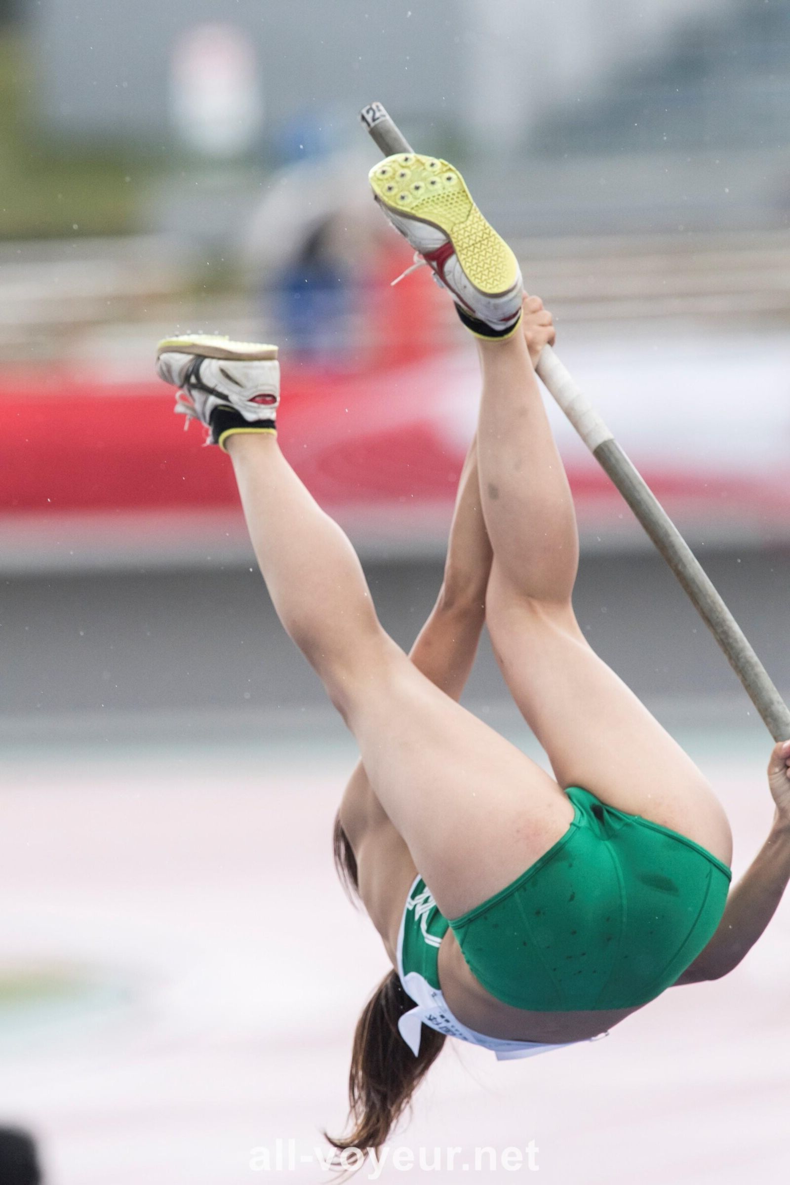 atleta japonesa de salto de bóveda se mojó los pantalones durante la competición