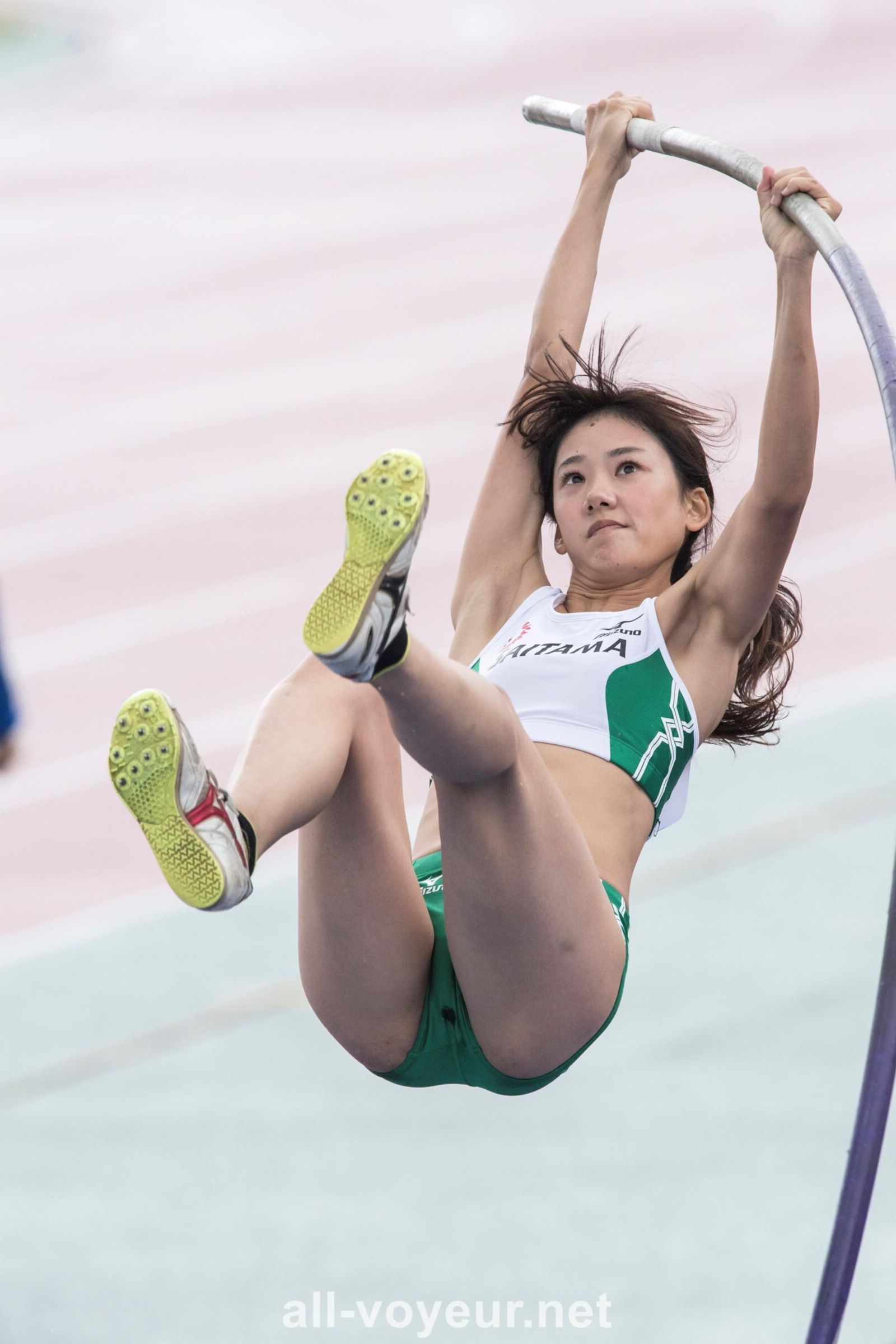 une athlète japonaise de saut de saut mouille son pantalon pendant une compétition