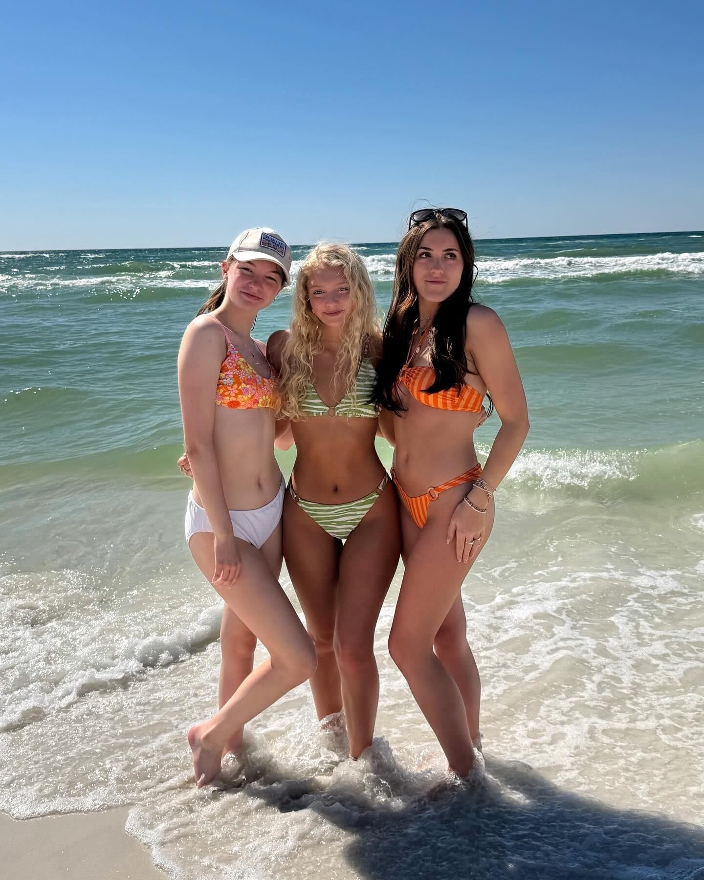 GROUPS OF AMATEUR TEENS IN BIKINI  02