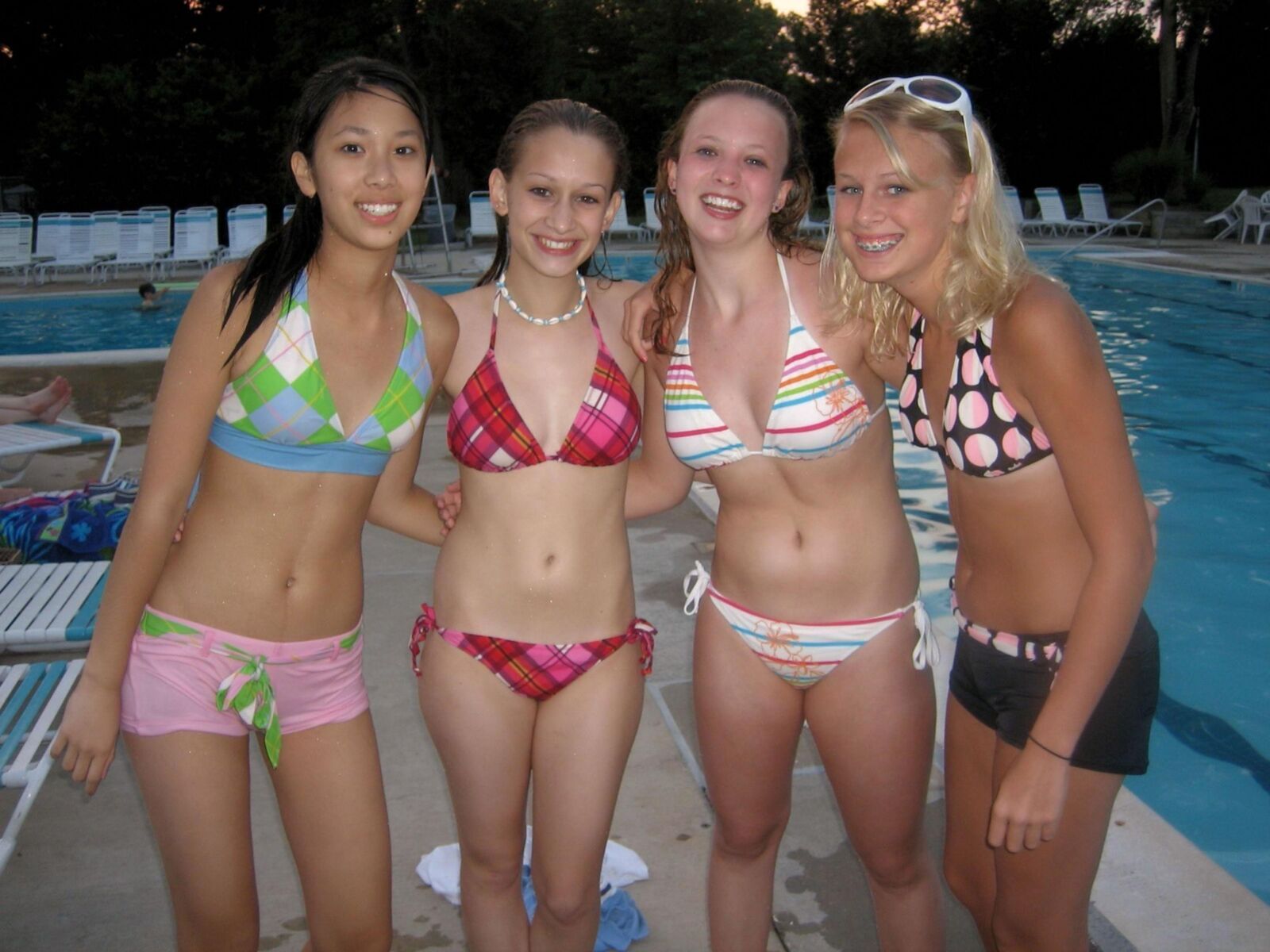 GROUPS OF AMATEUR TEENS IN BIKINI  02