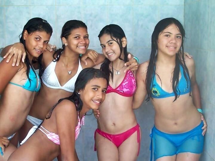 GROUPS OF AMATEUR TEENS IN BIKINI  02