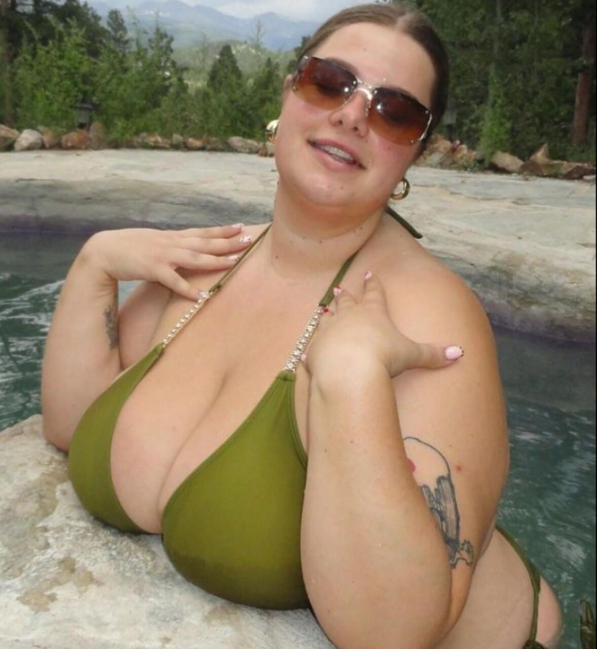 Filles En Bikini Aux Gros Seins 50