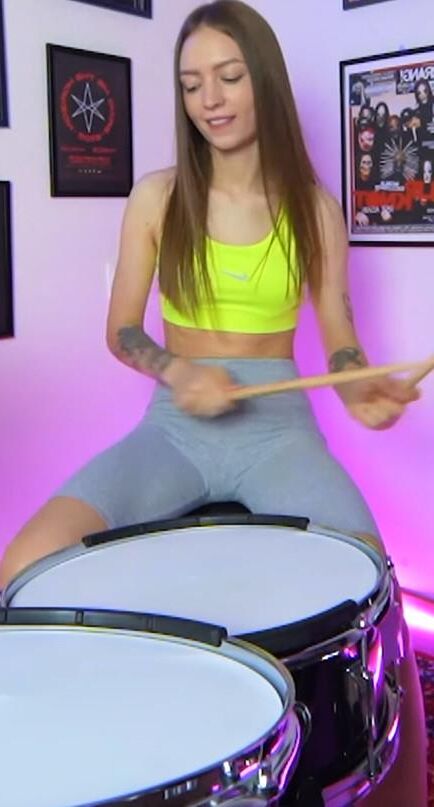 Die russische Skinny-Drummerin Kristina Rybalchenko