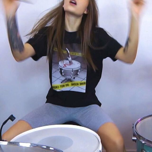 Die russische Skinny-Drummerin Kristina Rybalchenko