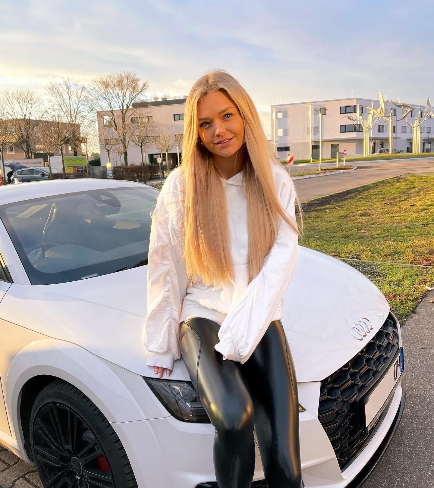 Shiny Girls and Cars of Insta