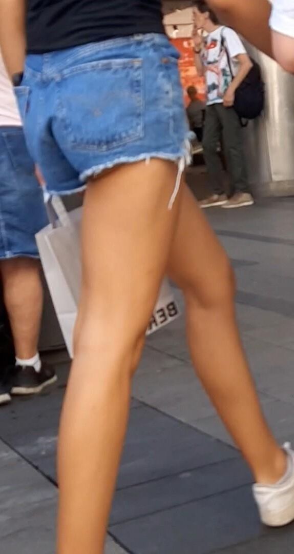 Streetgirls in shorts 2024049