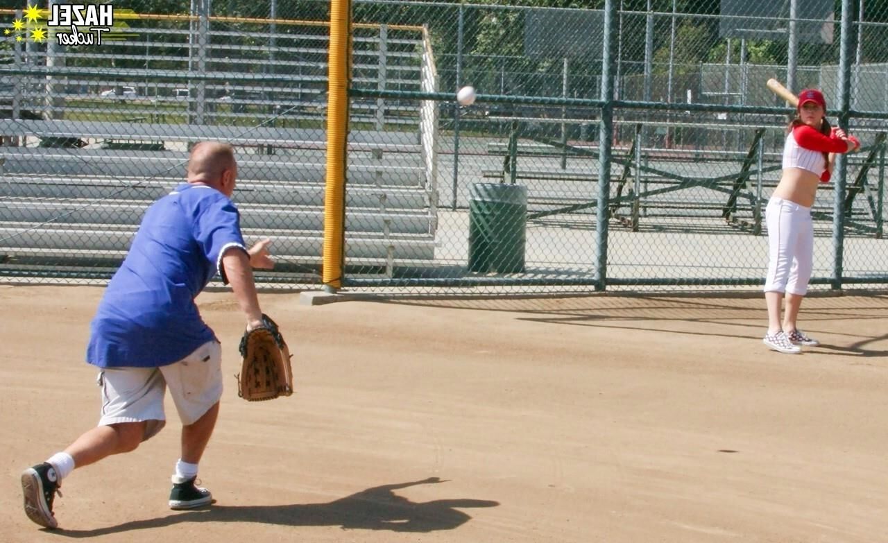 Entrenamiento de béisbol y sexo anal con la increíble y sexy Hazel.