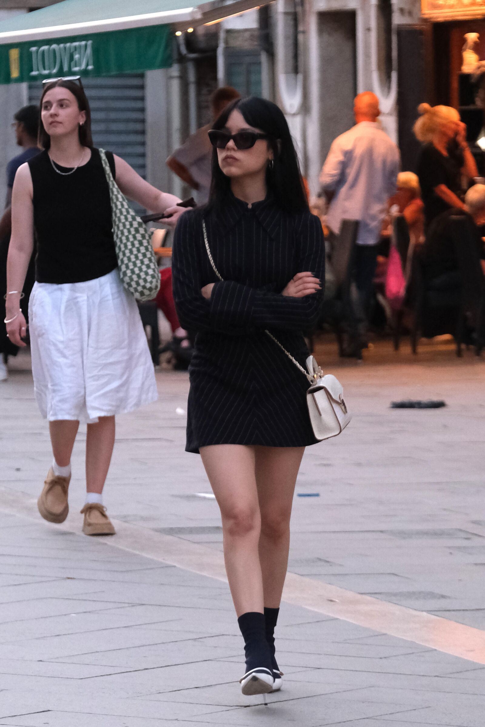 Jenna Ortega luce un vestido negro a rayas en Venecia en agosto