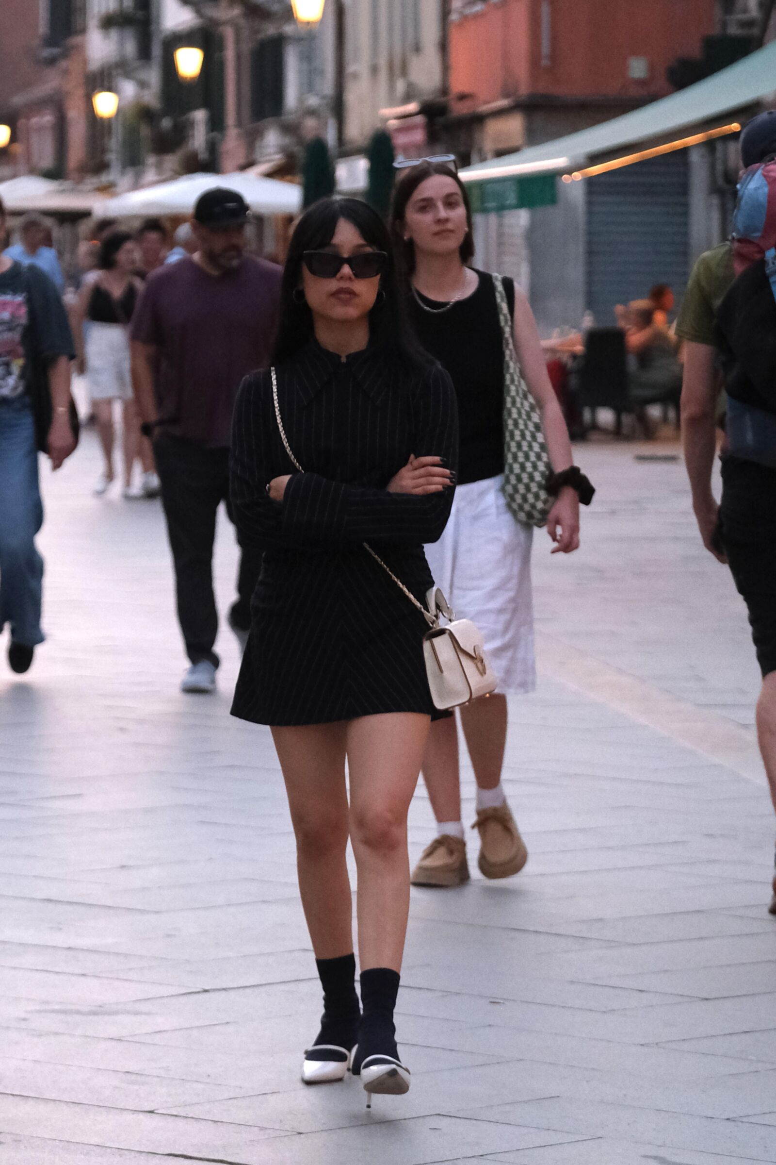 Jenna Ortega luce un vestido negro a rayas en Venecia en agosto