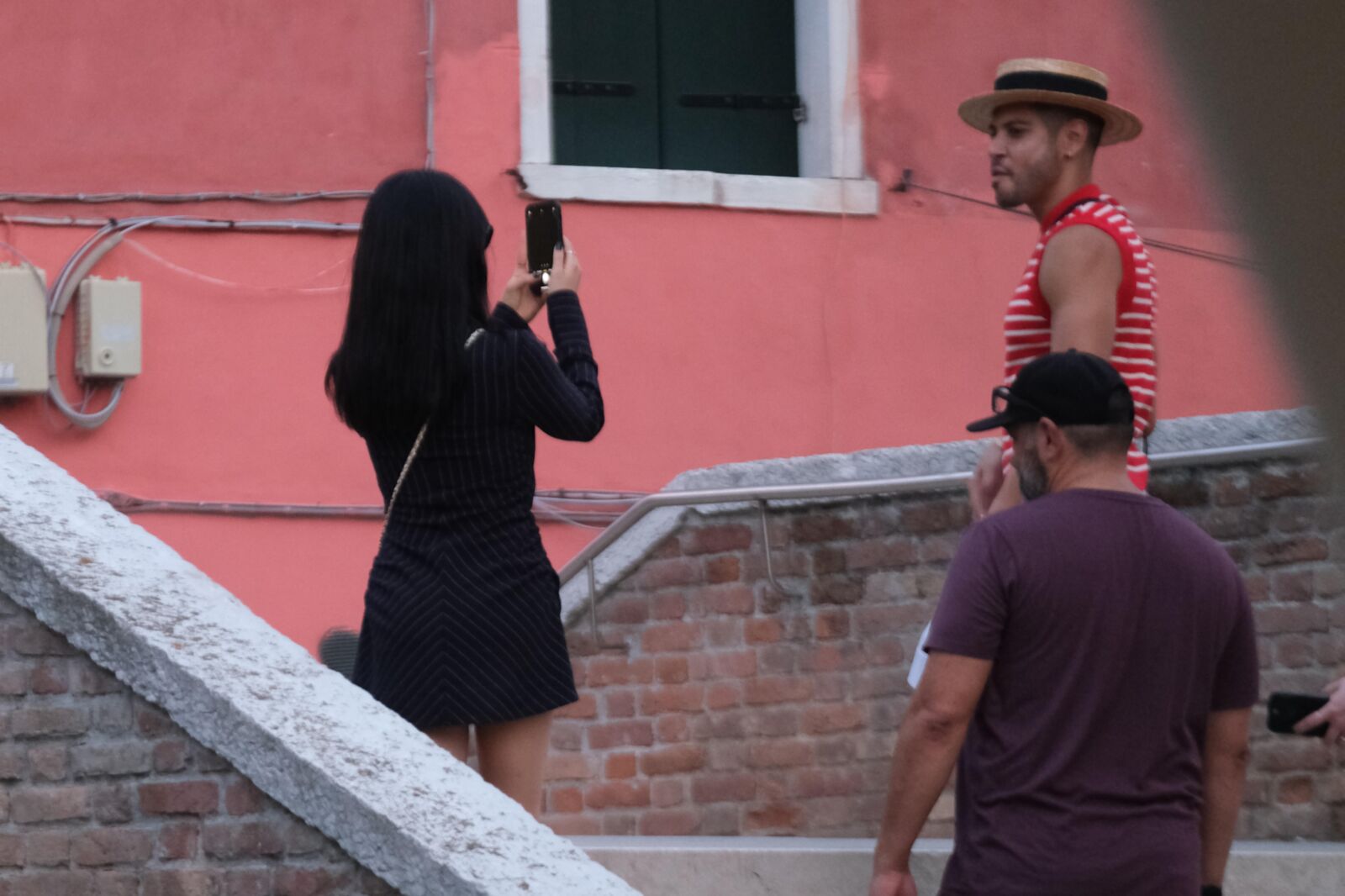 Jenna Ortega luce un vestido negro a rayas en Venecia en agosto