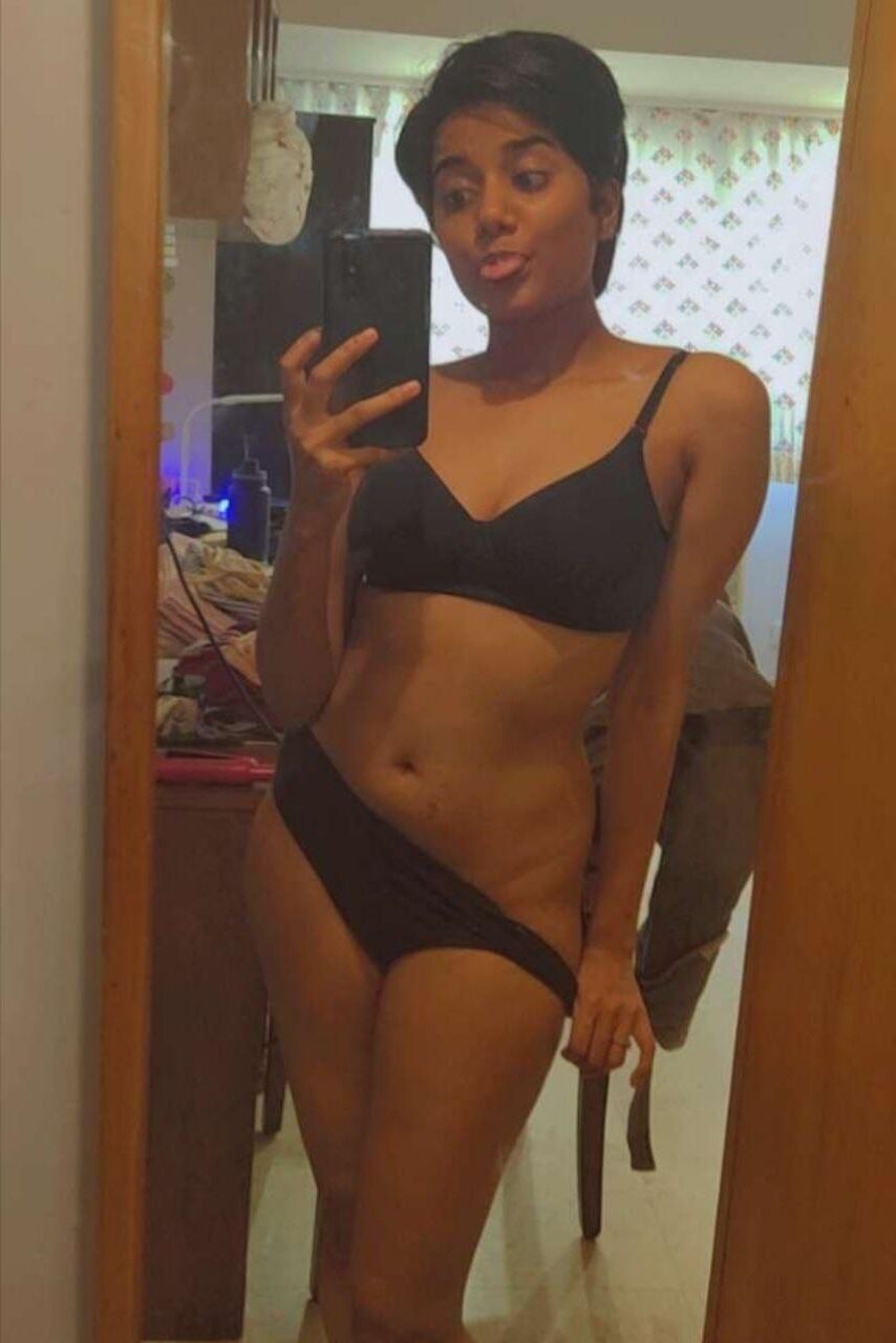 Short hair Indian girl nude pics boobs and pussy