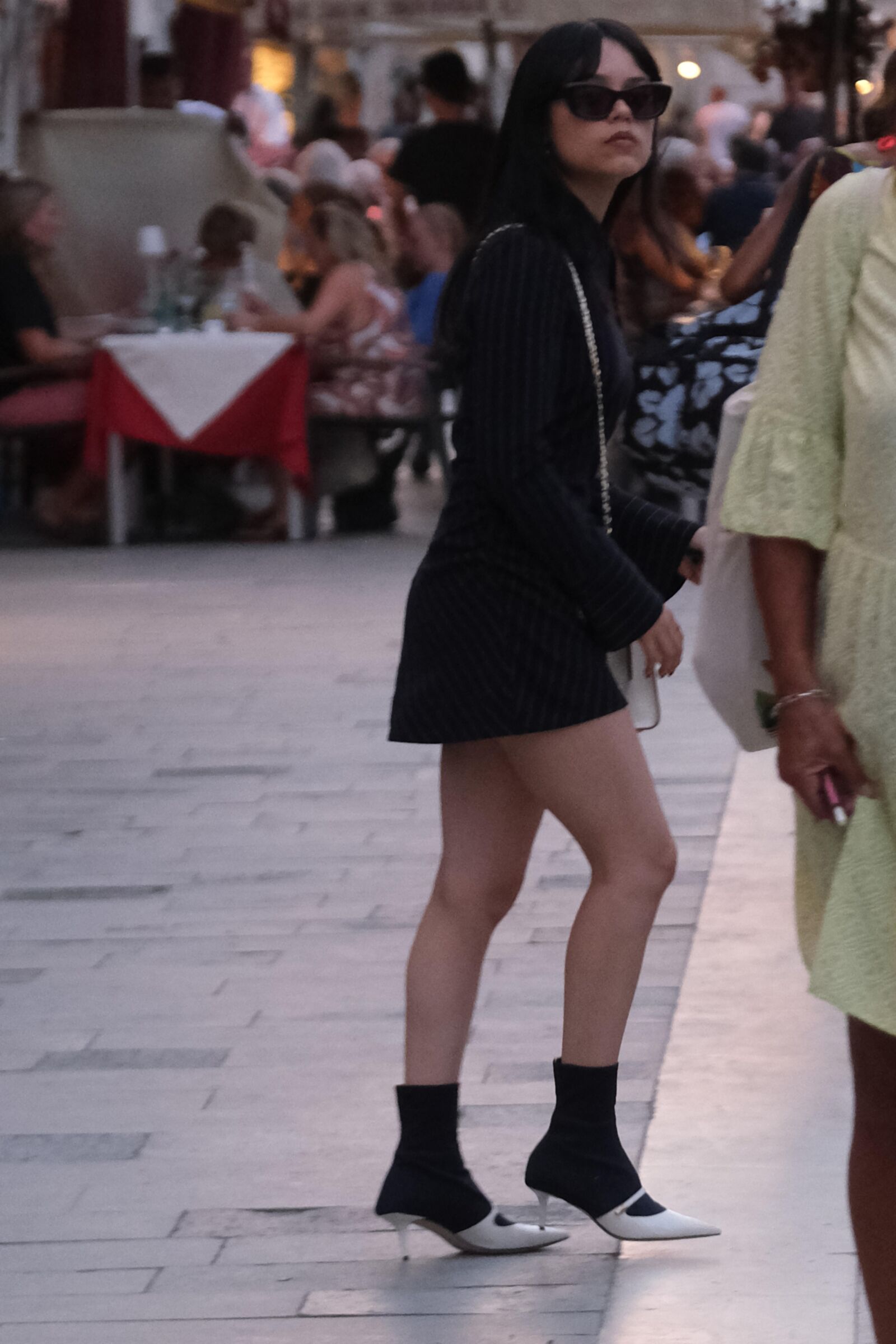 Jenna Ortega luce un vestido negro a rayas en Venecia en agosto