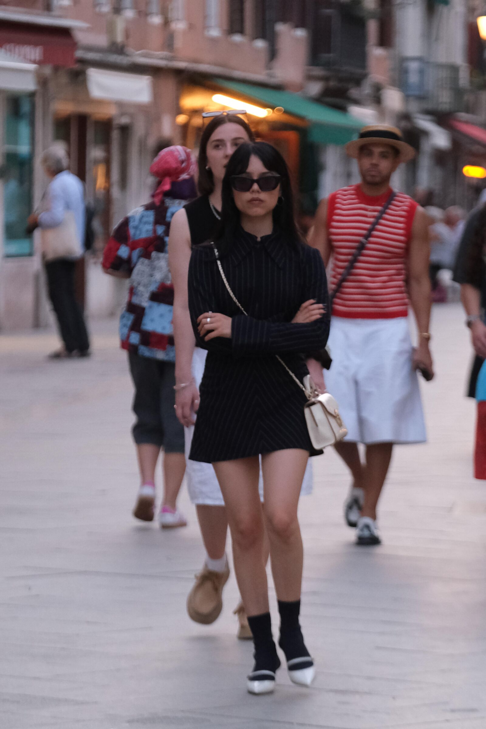 Jenna Ortega luce un vestido negro a rayas en Venecia en agosto