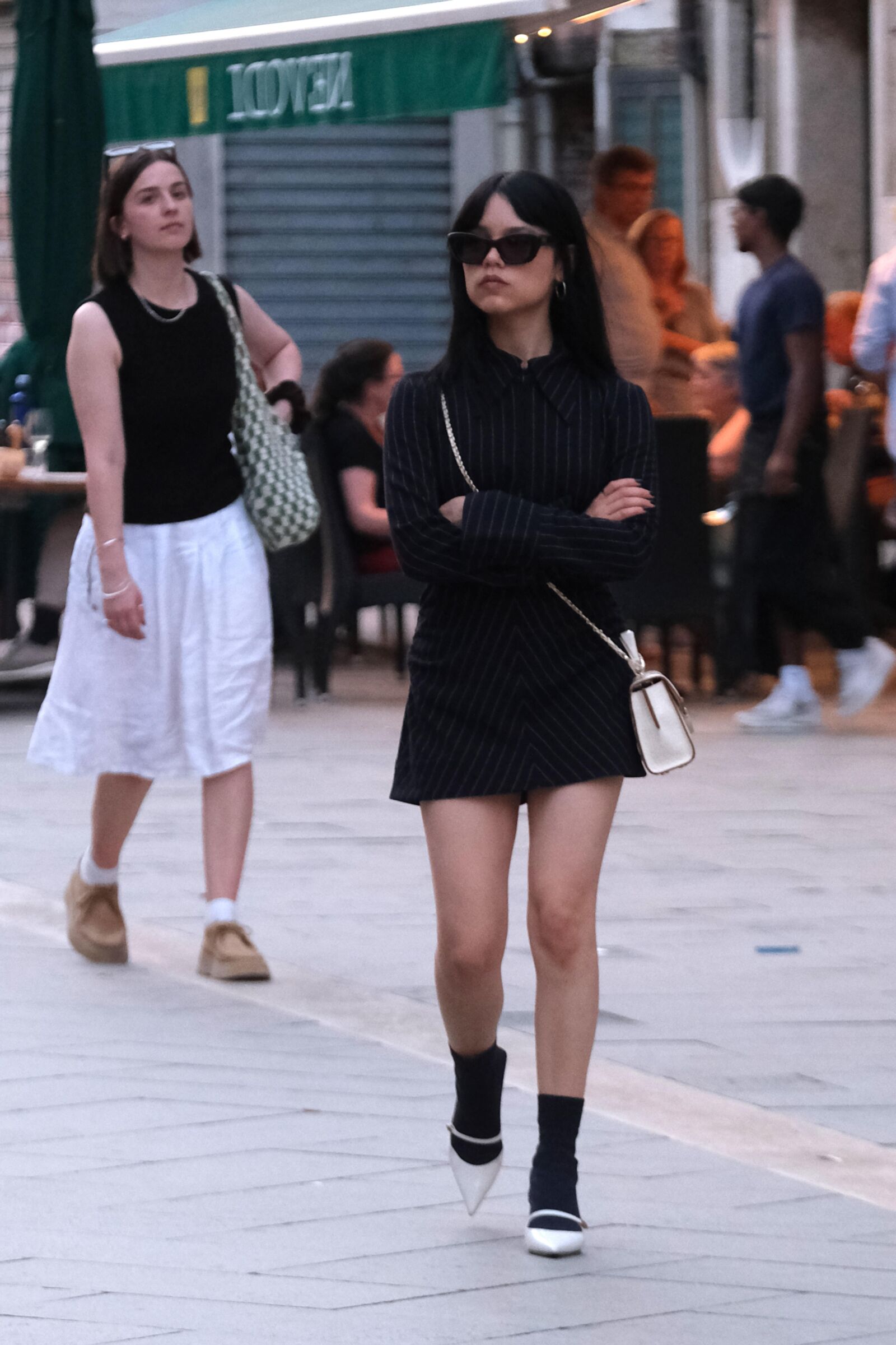 Jenna Ortega luce un vestido negro a rayas en Venecia en agosto