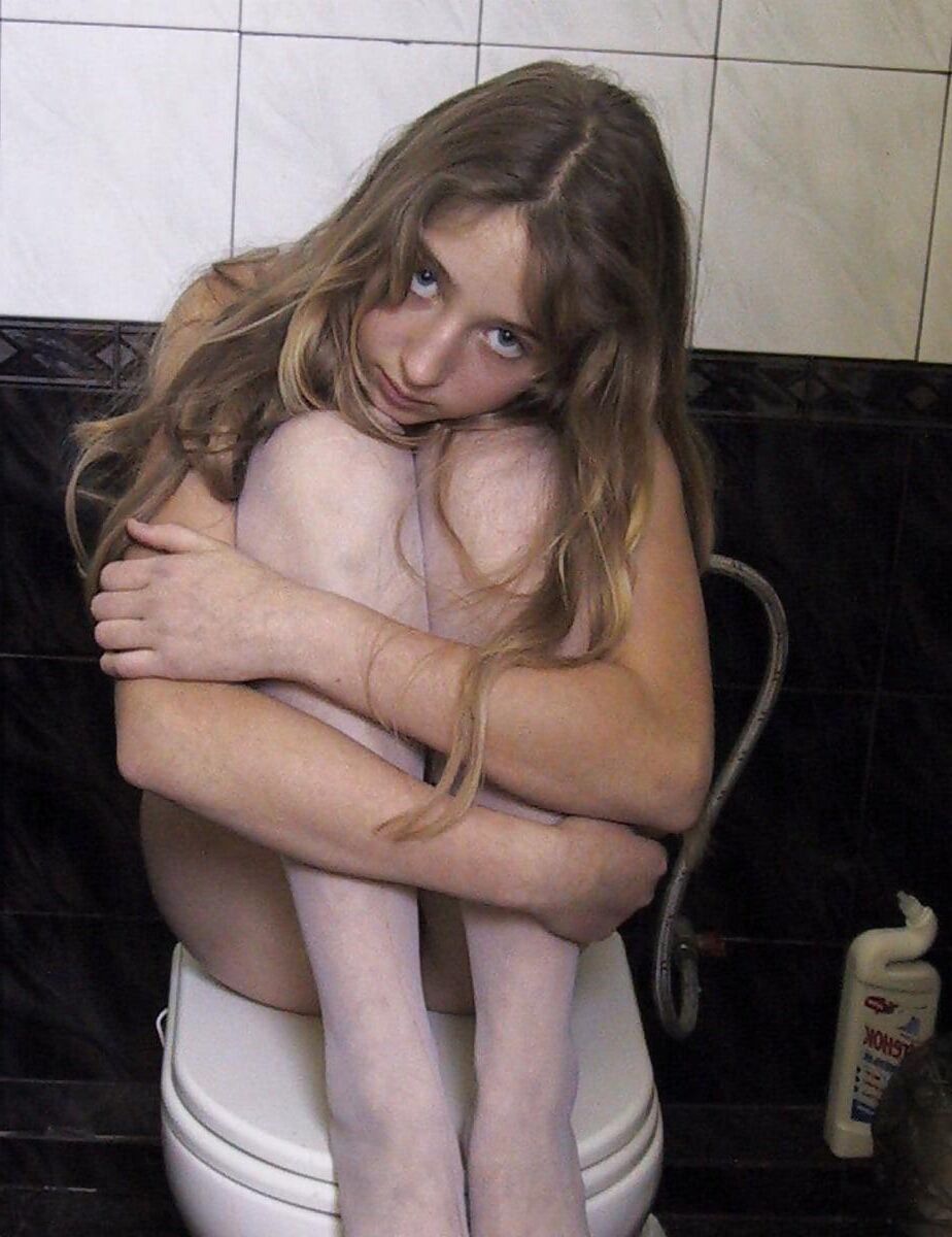 MIGNONNE ADO RUSSE NUE DANS LA SALLE DE BAINS