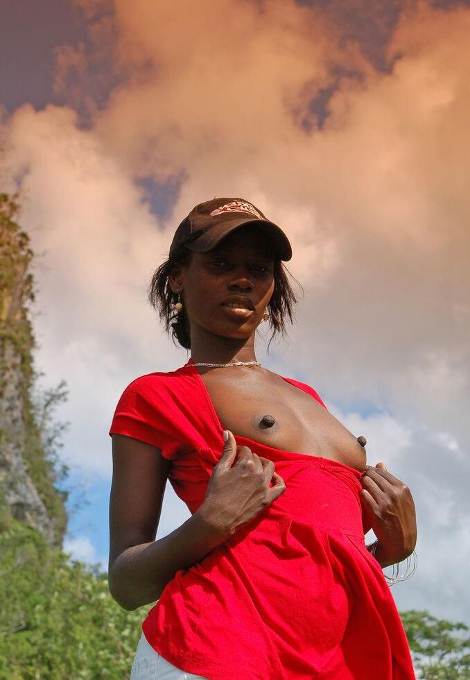 Chica negra al aire libre