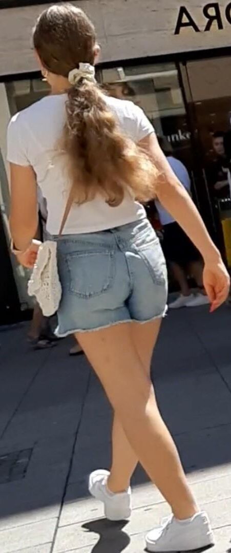 Chica de la calle en pantalones cortos