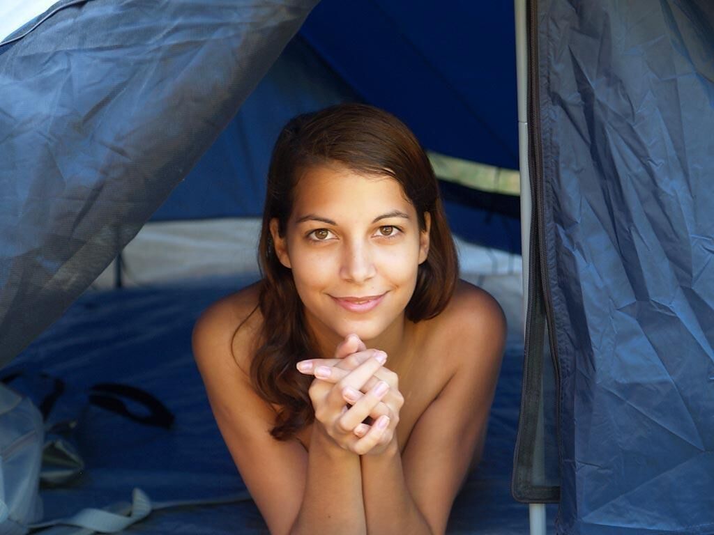 MIGNON NUDISTE DANS UN CAMP