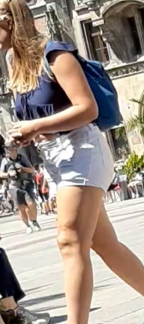 Chica de la calle en pantalones cortos