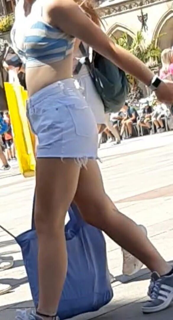 Chica de la calle en pantalones cortos