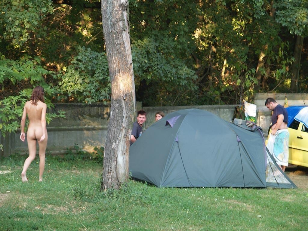 MIGNON NUDISTE DANS UN CAMP