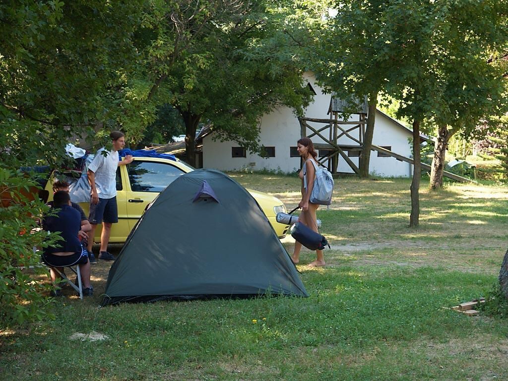 MIGNON NUDISTE DANS UN CAMP