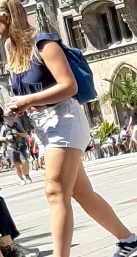 Chica de la calle en pantalones cortos