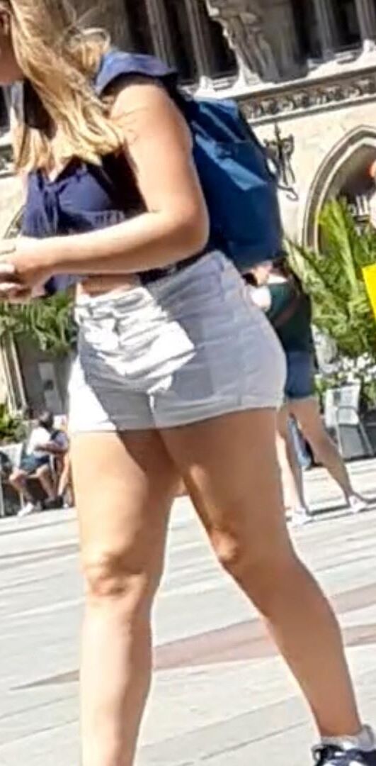 Chica de la calle en pantalones cortos