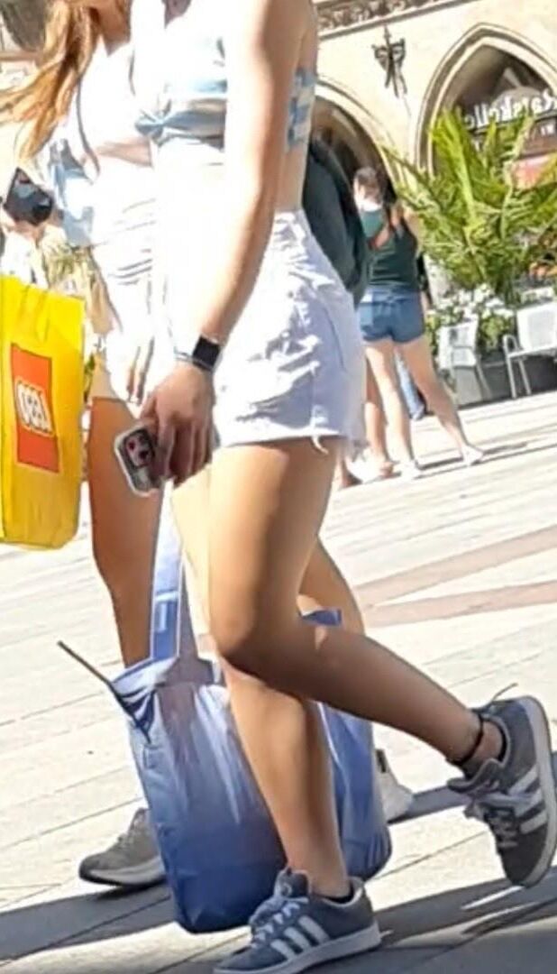 Chica de la calle en pantalones cortos