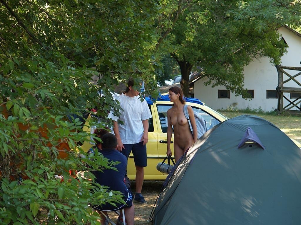 MIGNON NUDISTE DANS UN CAMP