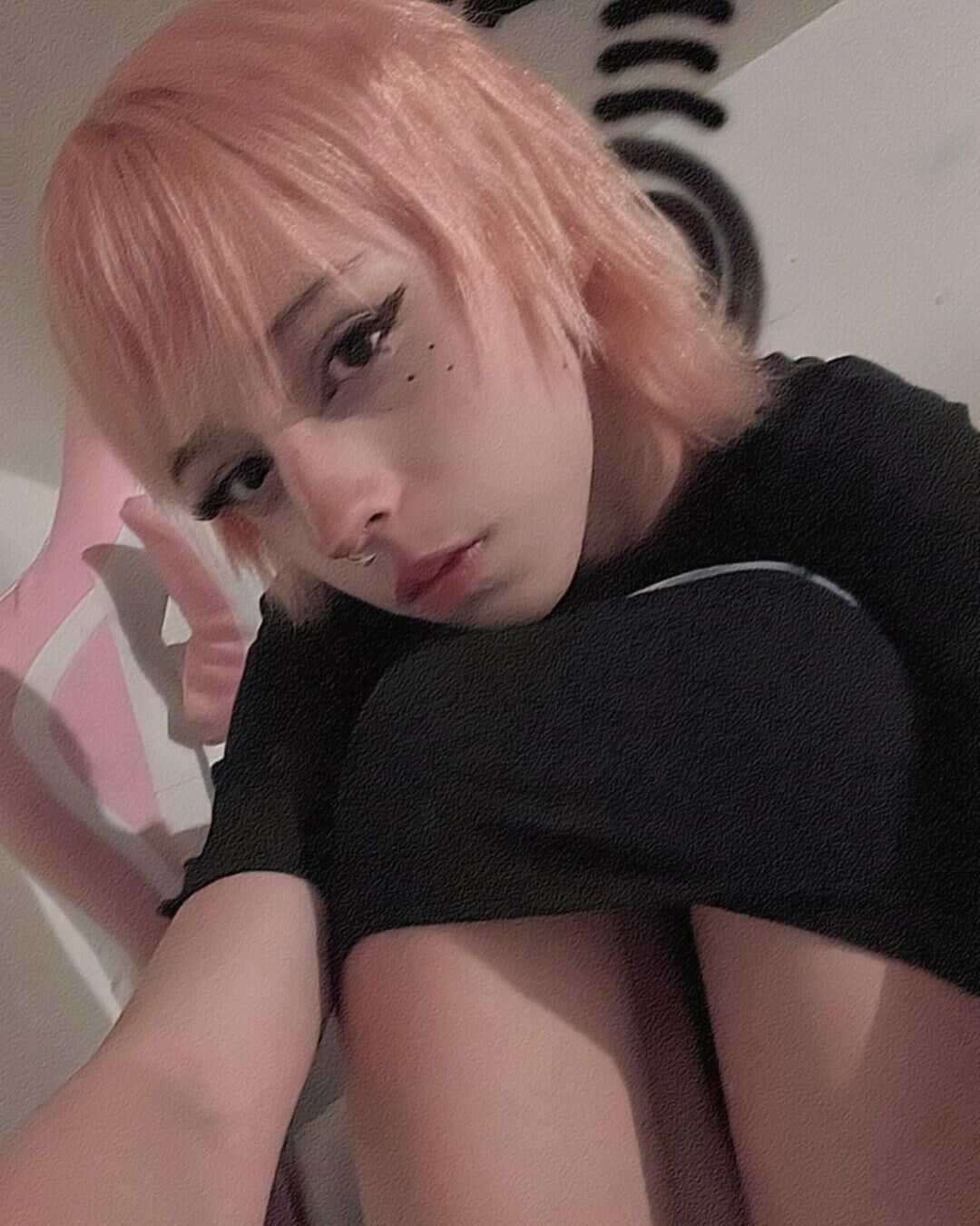 emo femboy cutie no desnuda