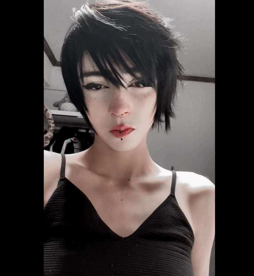 emo femboy cutie no desnuda