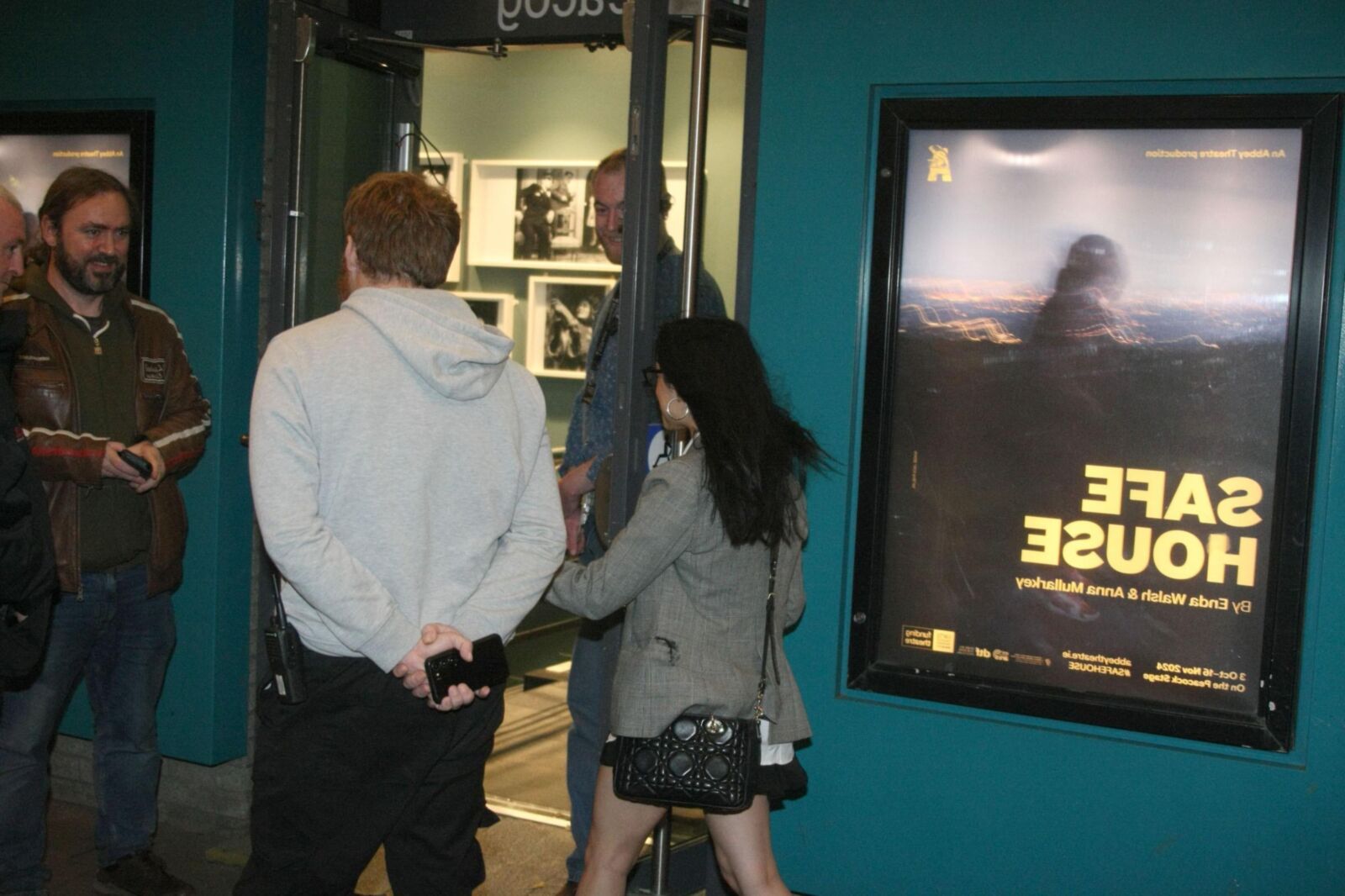 Jenna Ortega vista en el Abbey Theatre de Dublín en octubre