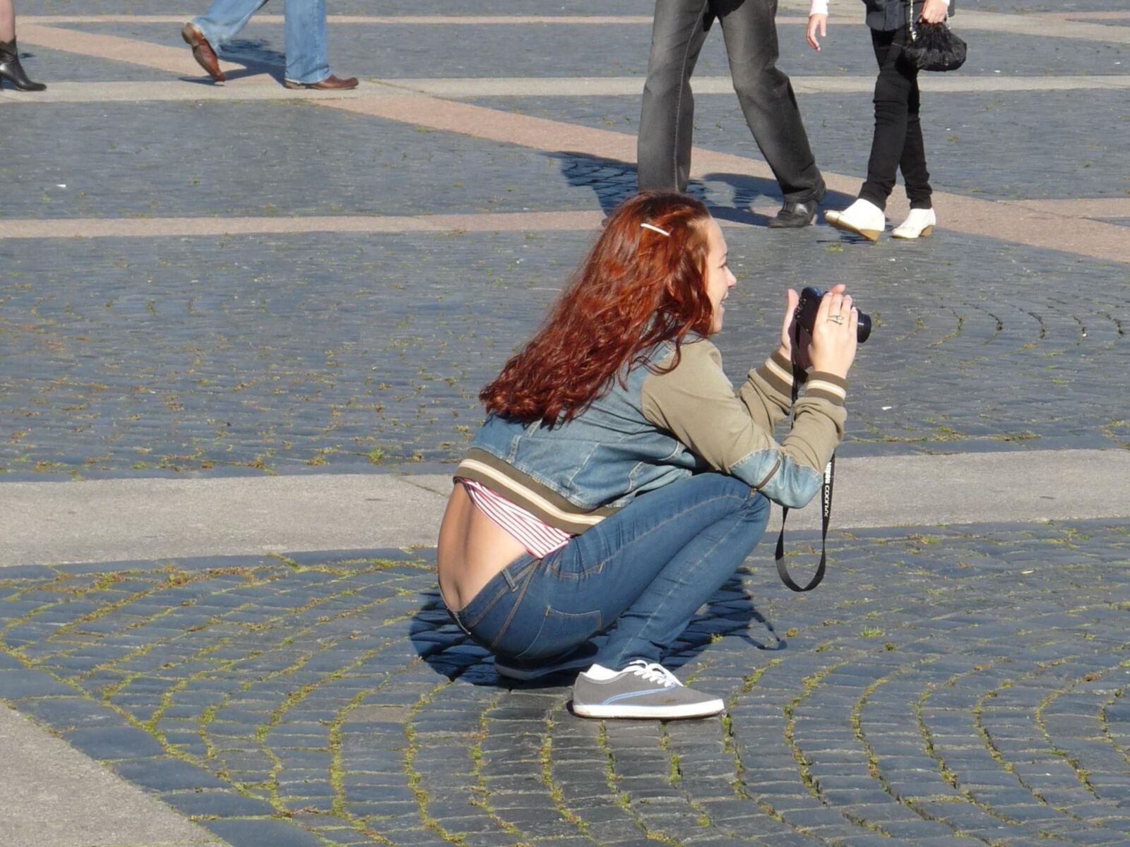 Jeans-Slip-Bottom-Mädchen in der Öffentlichkeit