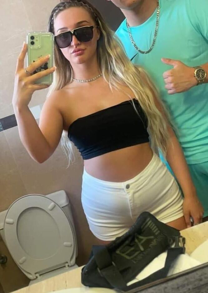 Kacie teen fuckhog, ses images appartiennent à des sites pornographiques en tant que viande de branlette.