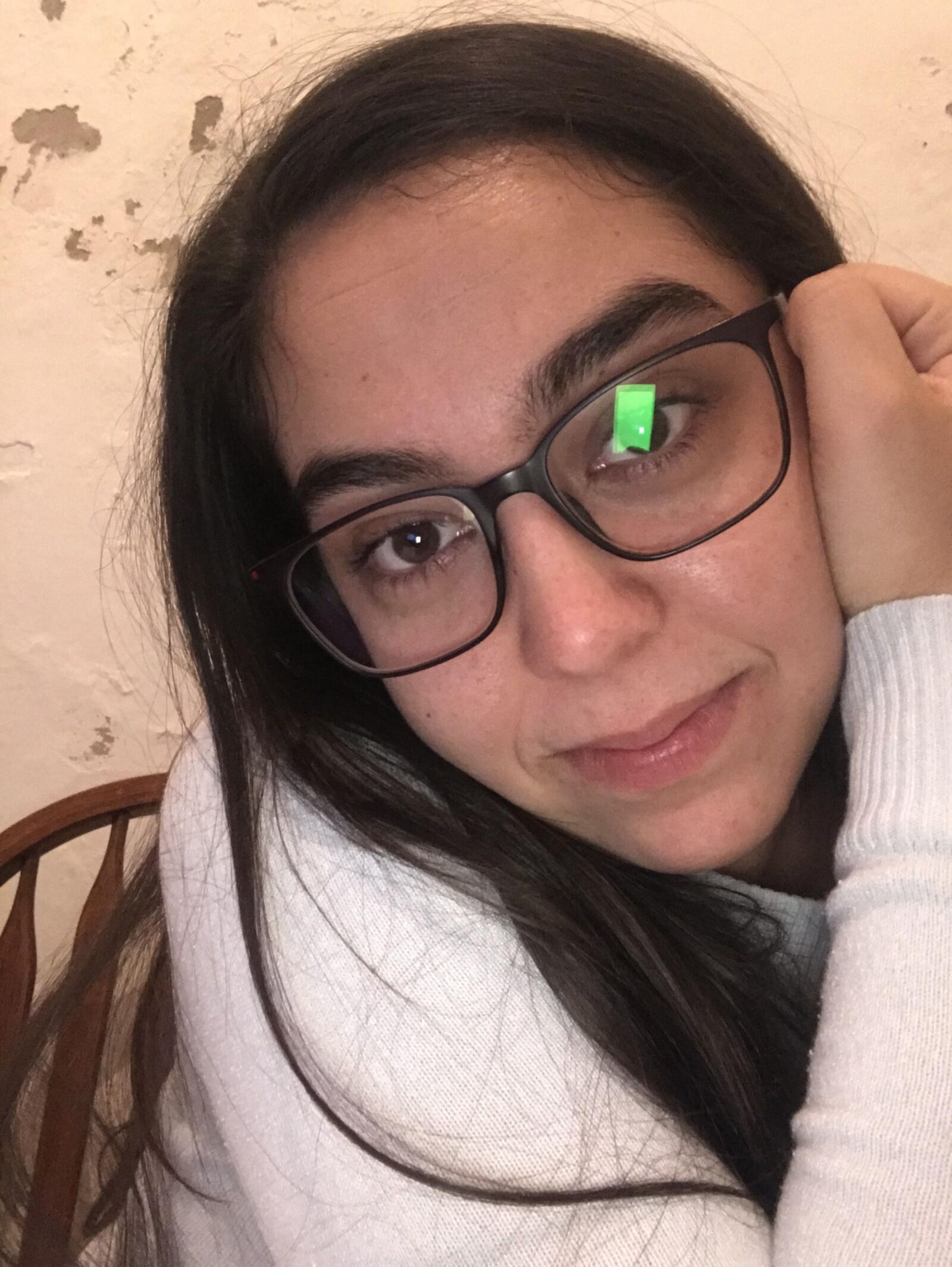 ADOLESCENTE EXPUESTA CON GAFAS