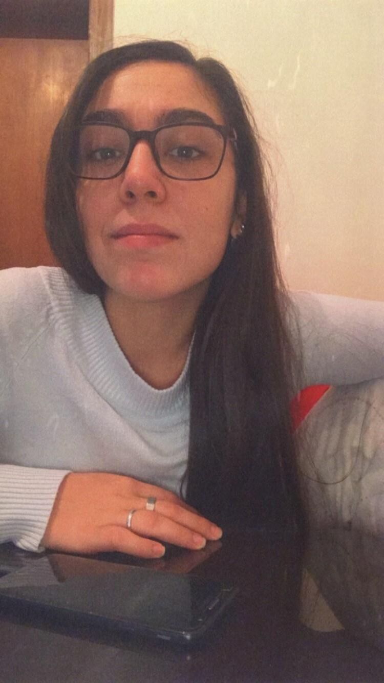 ADOLESCENTE EXPUESTA CON GAFAS