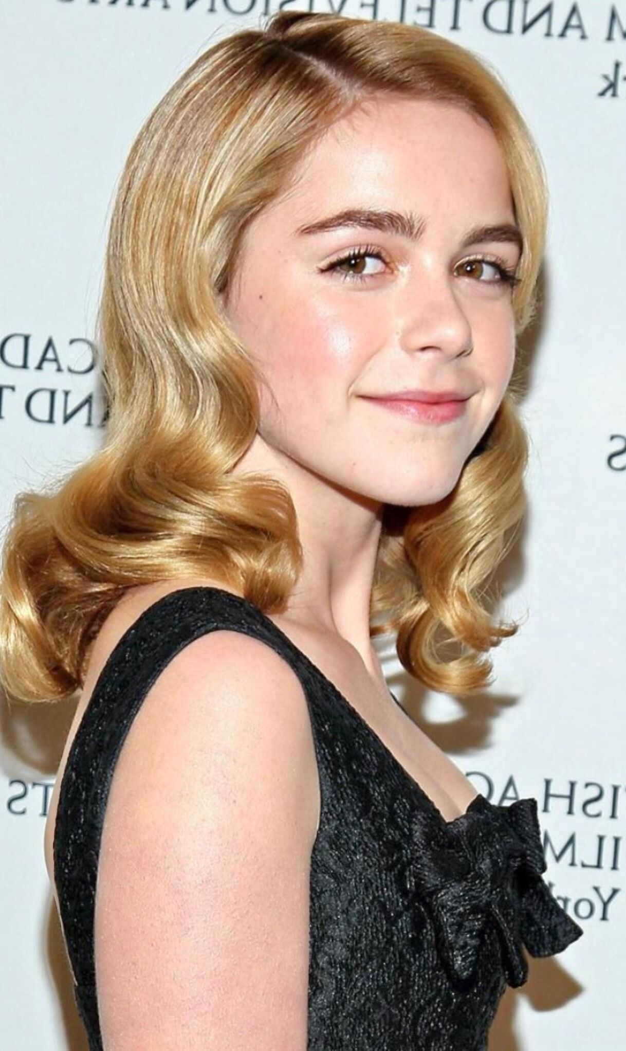 La linda Kiernan Shipka, sin duda por qué los productores la contrataron