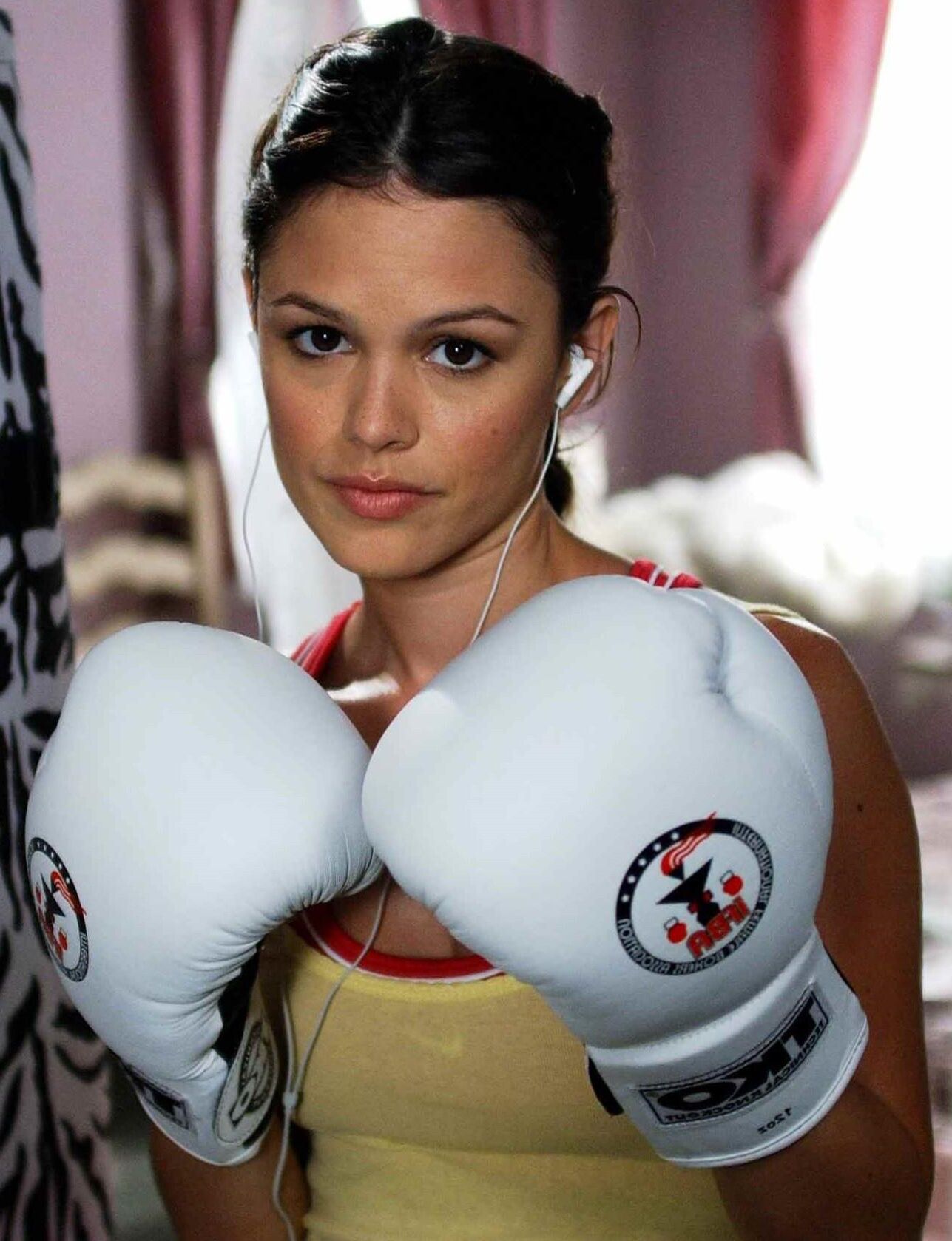 Rachel Bilson est la raison pour laquelle vous le regardez.