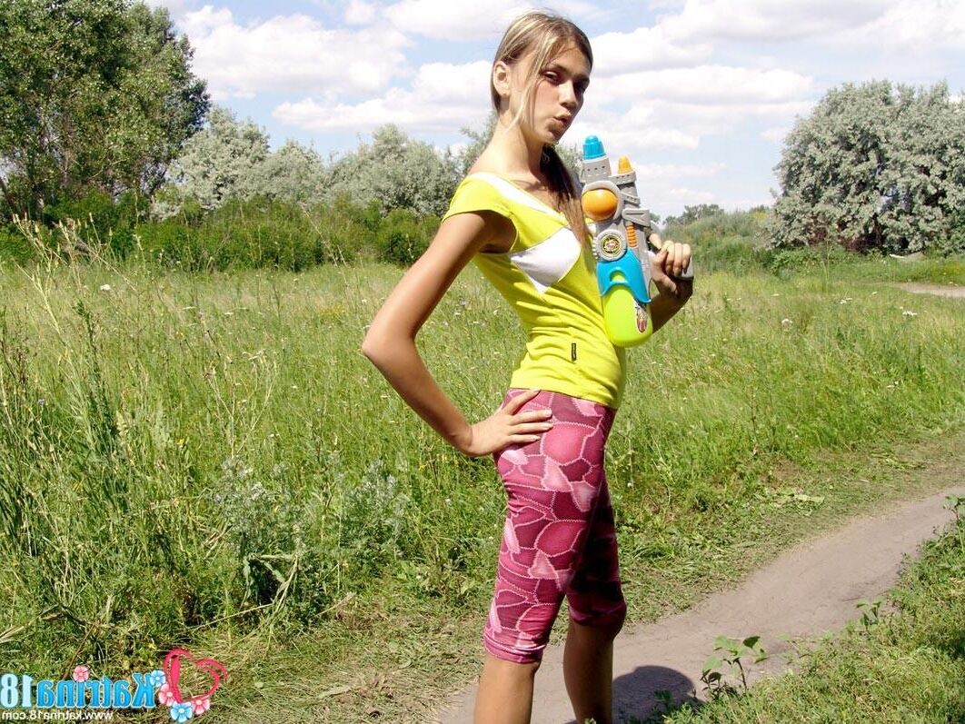 Katrina con pistola de agua al aire libre