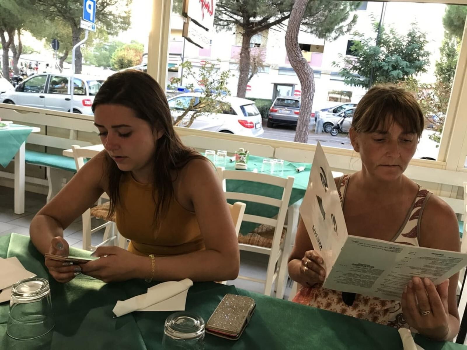 Familia real de vacaciones: mamá, hija y papá