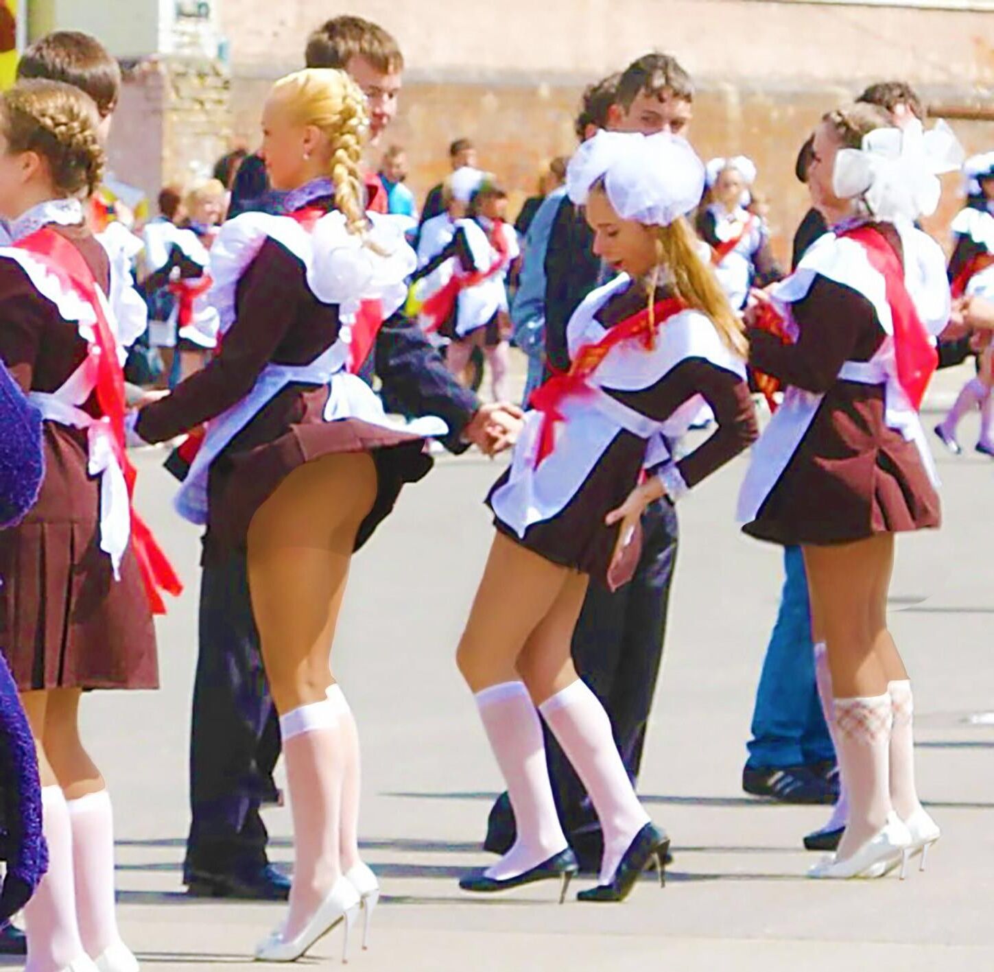 Jelenas colegialas rusas en uniforme escolar