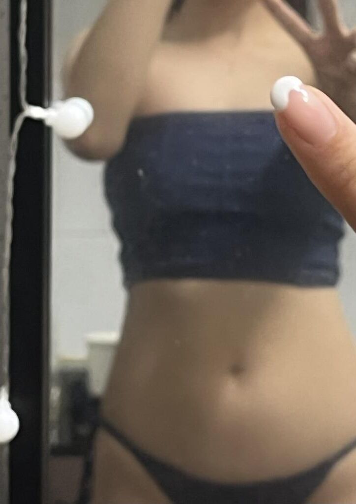 Coreana caliente en traje de baño