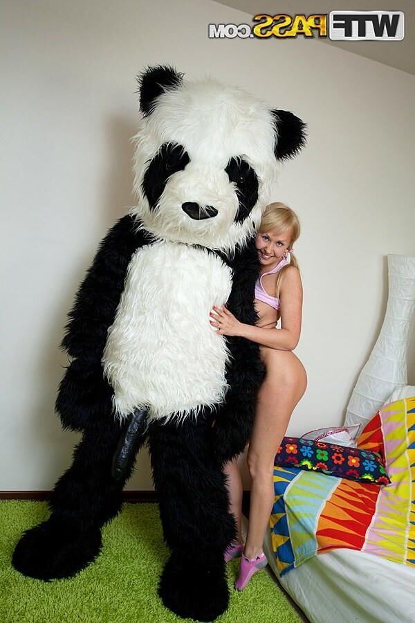 Amelie Pure (Devon@Fuckmeat) follada por un panda