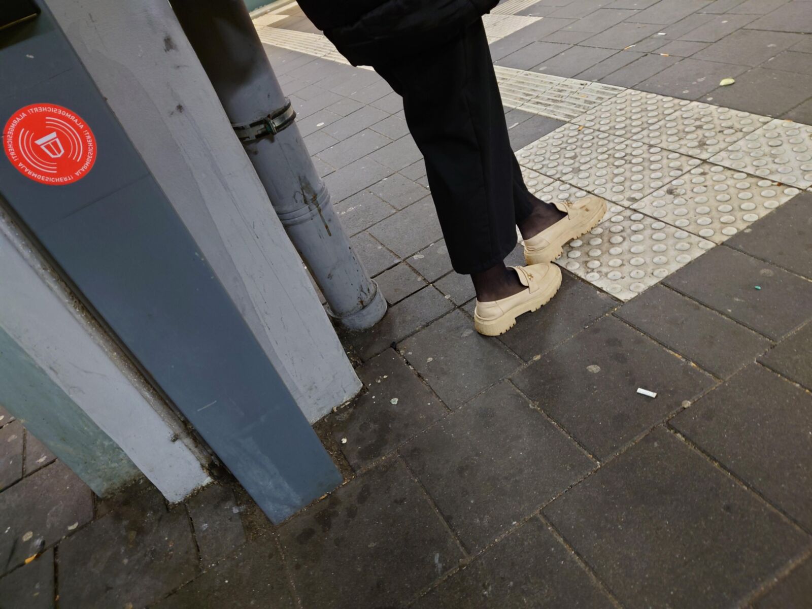 Un adolescente angustiado con zapatos sueltos (pies de nailon desgastados)