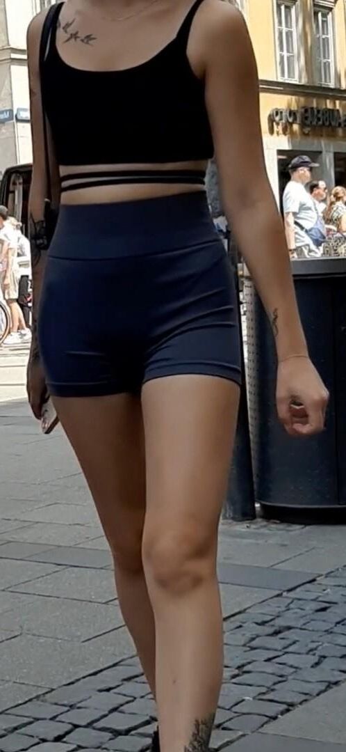 Streetgirls en short