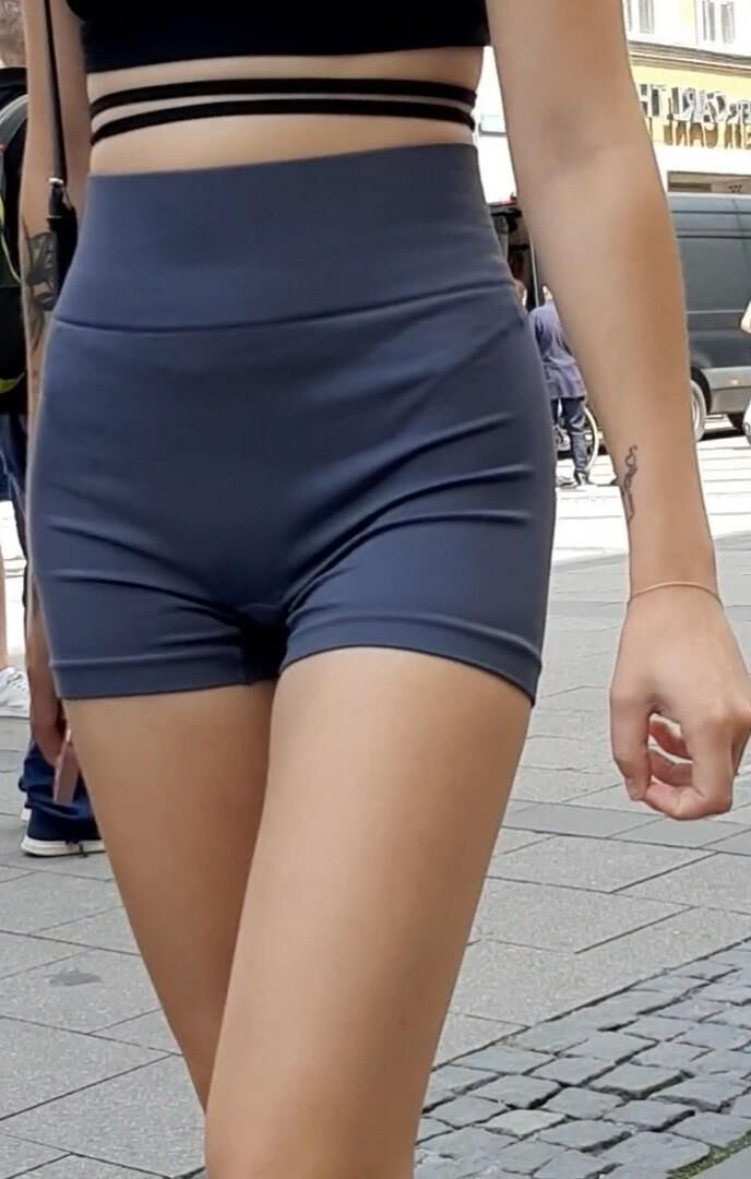 Streetgirls en short