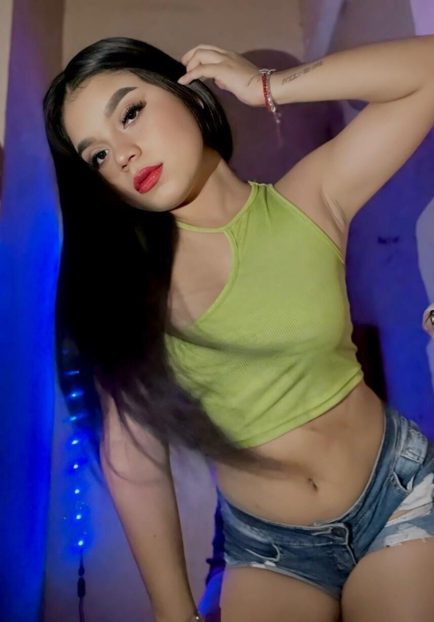 Linda adolescente latina caliente