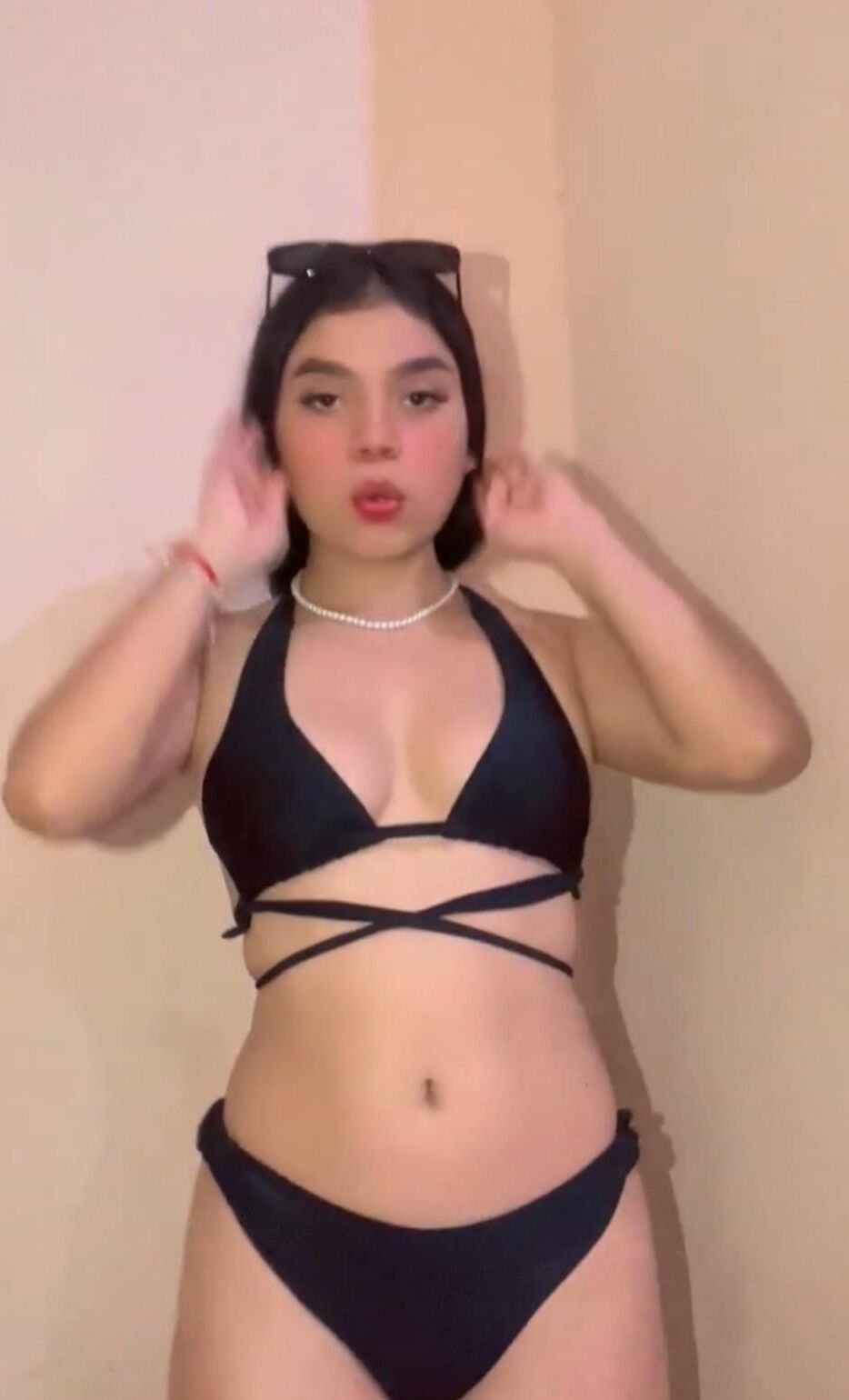 Linda adolescente latina caliente