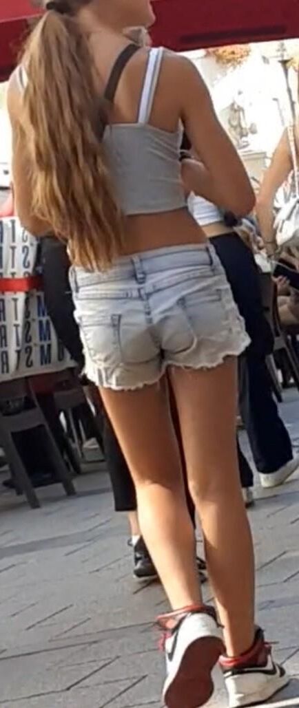 Streetgirls en short